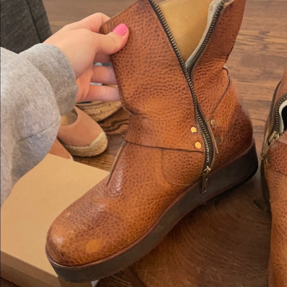 brown boots - Picture 2 of 4